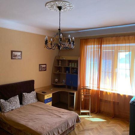 Apartment On Hoholya Street Chernivtsi Bagian luar foto