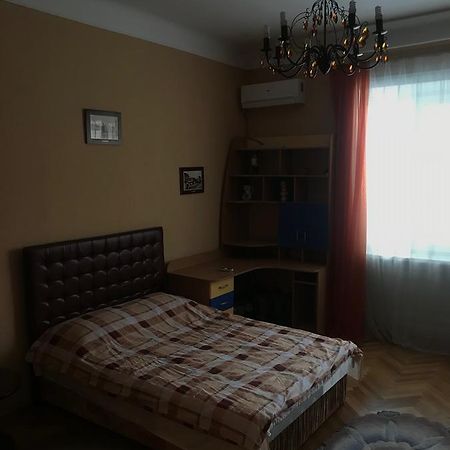 Apartment On Hoholya Street Chernivtsi Bagian luar foto