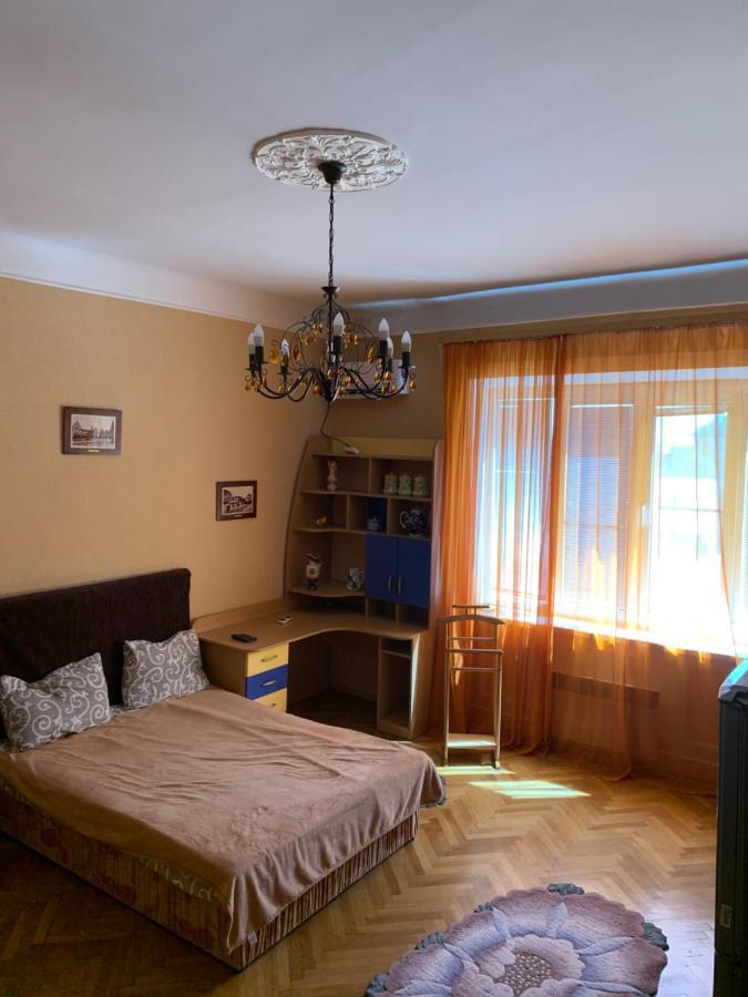 Apartment On Hoholya Street Chernivtsi Bagian luar foto