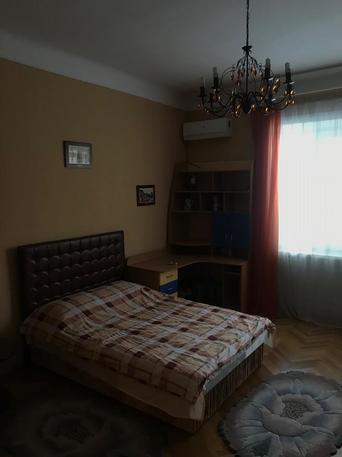 Apartment On Hoholya Street Chernivtsi Bagian luar foto