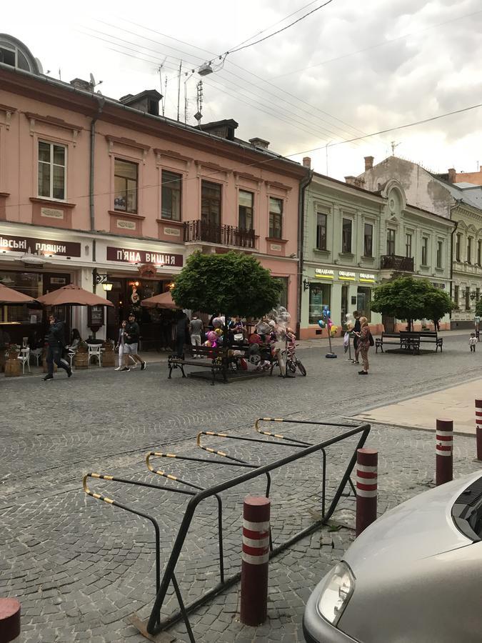 Apartment On Hoholya Street Chernivtsi Bagian luar foto